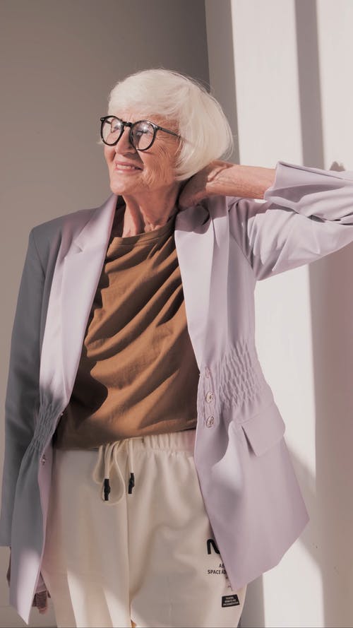 有关60岁以上的女人, 60岁后的生活, 休闲装的免费素材视频