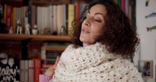 有关侧面图, 呆在家里, 咖啡色头发的女人的免费素材视频