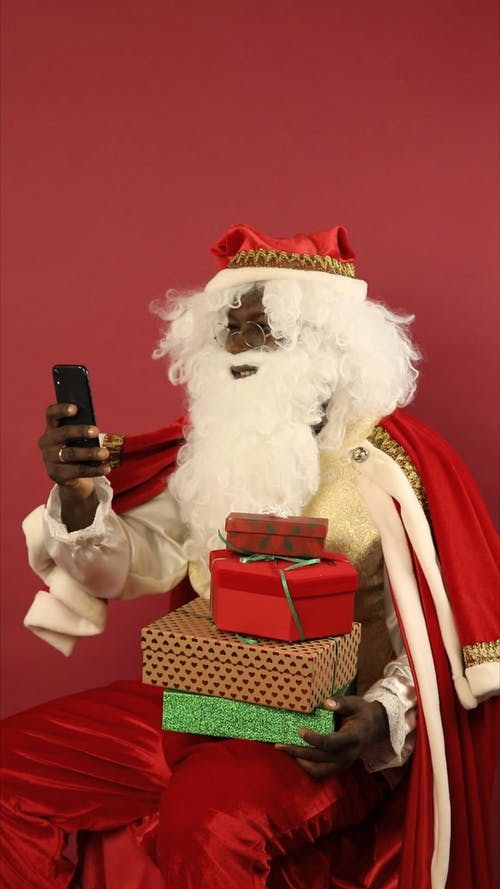 圣诞老人正在使用一部手机 · 免费素材视频