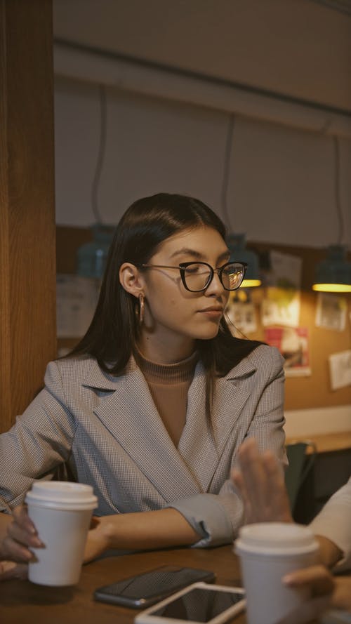 有关一杯咖啡, 咖啡因, 坐的免费素材视频