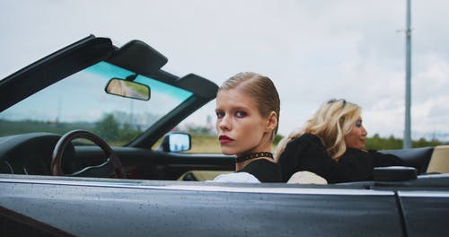 有关停, 坐, 女性的免费素材视频