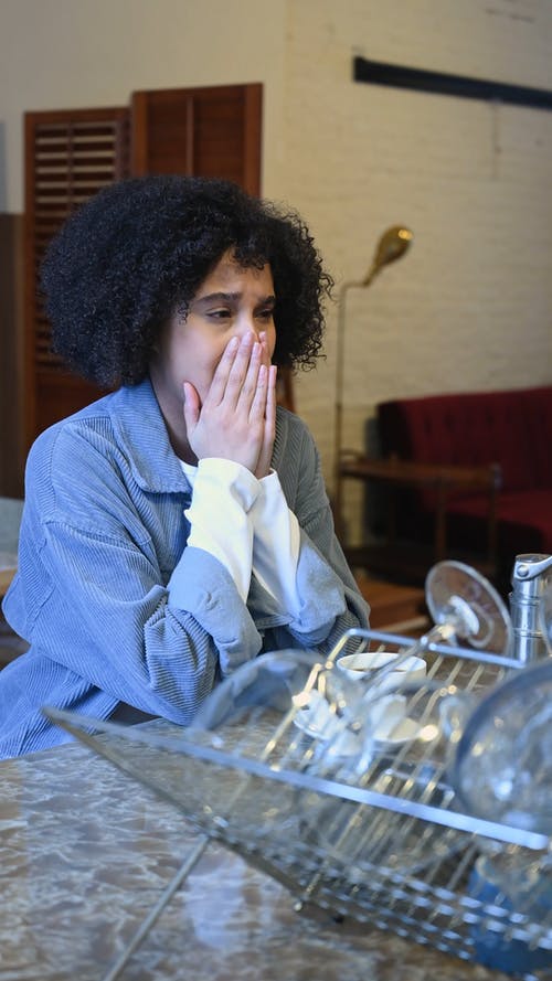 有关哭, 坐, 垂直视频的免费素材视频