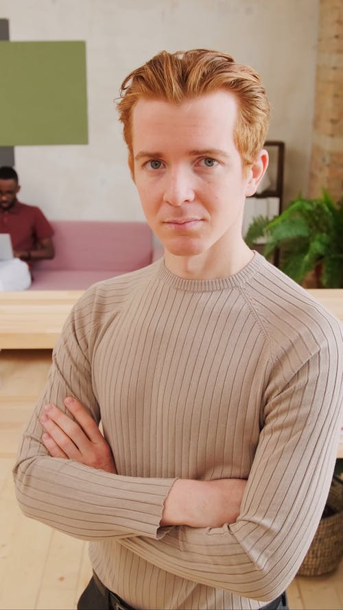 有关双臂交叉, 坐, 垂直视频的免费素材视频