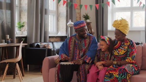 一个幸福的家庭，随着非洲鼓的节奏跳舞 · 免费素材视频