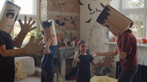 一个家庭在家里戴着手工制作的万圣节面具 · 免费素材视频
