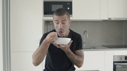一个男人吃谷物 · 免费素材视频