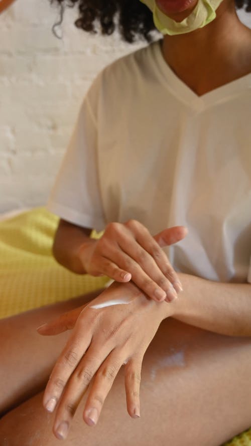 有关乳液, 人, 垂直视频的免费素材视频