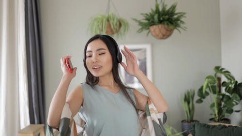 有关＃室内, 倾听, 咖啡色头发的女人的免费素材视频
