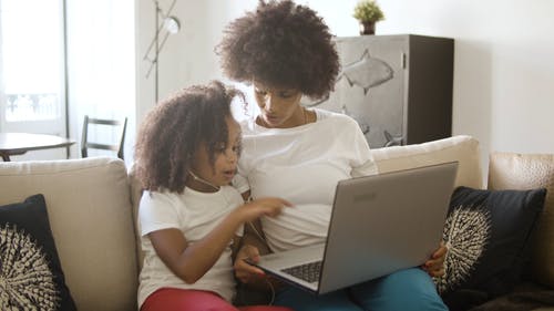 有关严肃, 坐下, 女儿的免费素材视频