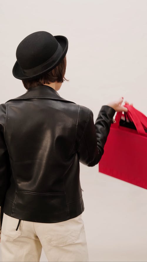 一个女人背着她的购物袋 · 免费素材视频