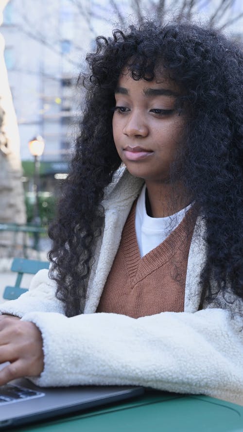 有关3C用品, 垂直视频, 微笑的免费素材视频