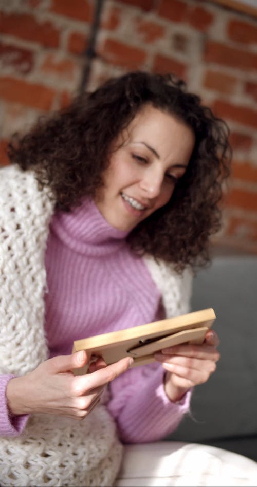 有关垂直视频, 女人, 微笑的免费素材视频