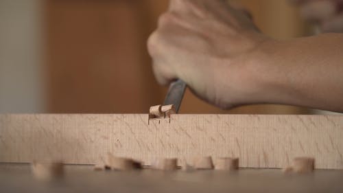 用凿子隔开木头 · 免费素材视频