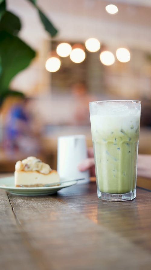 有关倾注, 喝, 垂直视频的免费素材视频