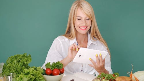 有关人, 原子笔, 女人的免费素材视频