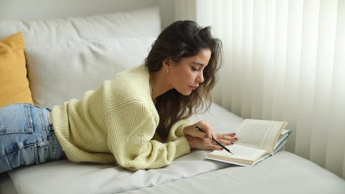 有关女人, 床, 放下的免费素材视频