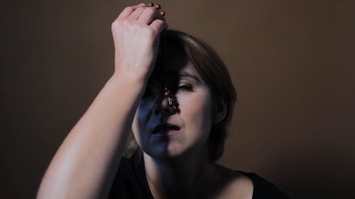 有关信仰, 大头贴, 女人的免费素材视频