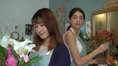 有关一束花, 一起工作, 修理的免费素材视频