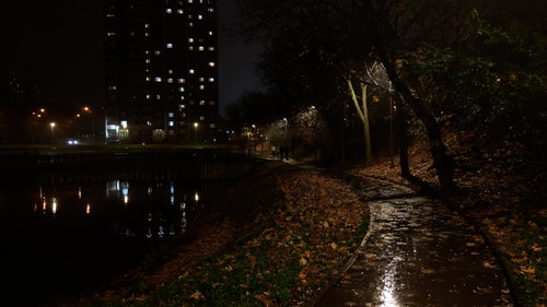 有关下雨的夜晚,人,人行道的免费素材视频