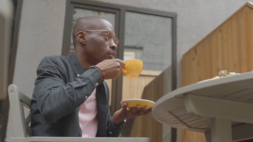 有关a一口, 一杯咖啡, 人的免费素材视频