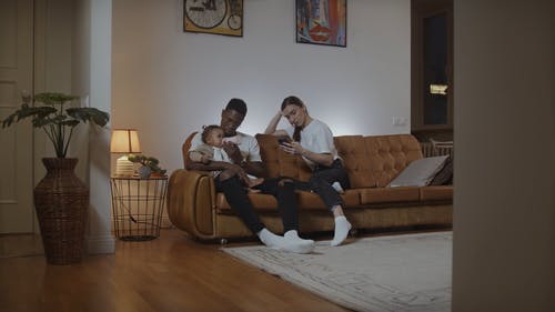 有关一起, 坐, 室内的免费素材视频