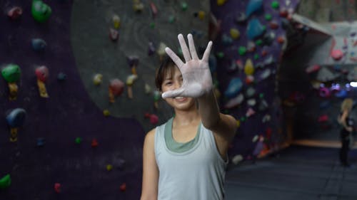 浅焦点的女人显示她的左手与粉 · 免费素材视频