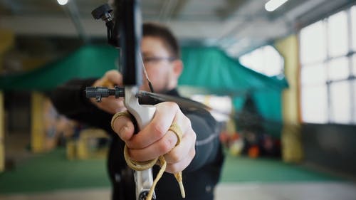 有关人, 严肃, 射箭的免费素材视频