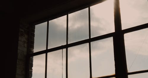 有关低角度视图, 多云的天空, 室内的免费素材视频
