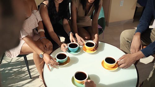 一群朋友在一起喝黑咖啡 · 免费素材视频