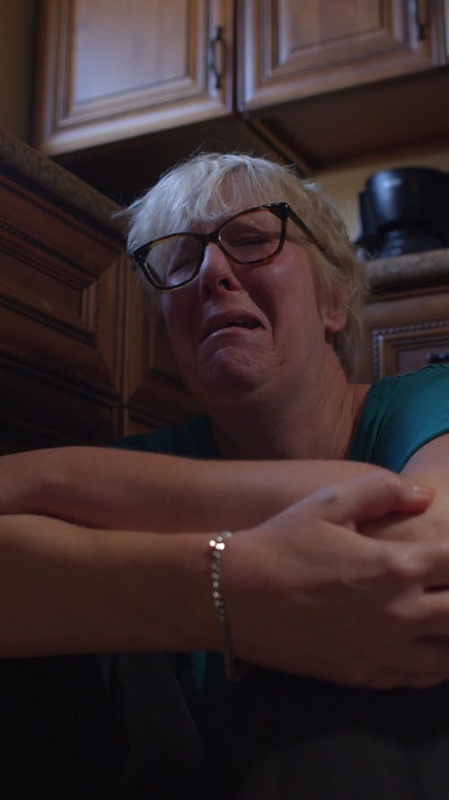 一名遇难的哭泣老妇 · 免费素材视频