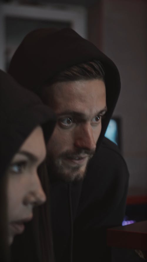 有关坐, 垂直视频, 室内的免费素材视频