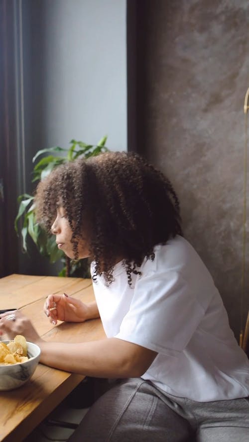 有关坐, 垂直视频, 室内的免费素材视频