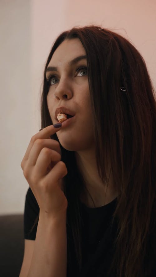 有关吃, 咀嚼, 垂直视频的免费素材视频