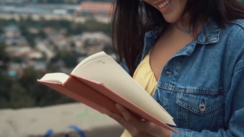 一个女人在户外读书 · 免费素材视频