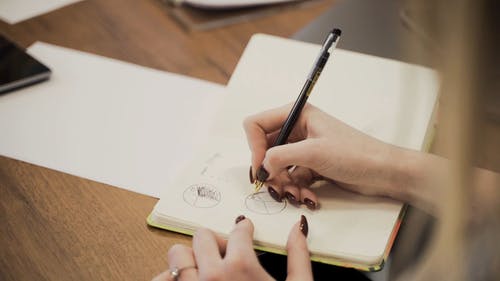 有关修剪的指甲, 写作, 手的免费素材视频