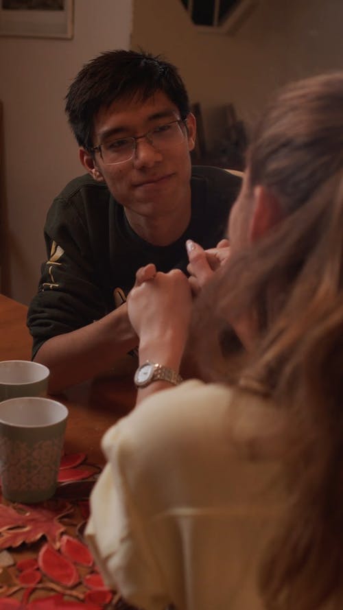 有关一对, 在家, 坐的免费素材视频