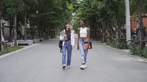 两个女人互相交谈时到户外散步 · 免费素材视频