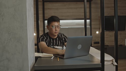有关人, 在家, 在线教育的免费素材视频