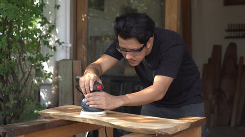 一个男人使木板光滑 · 免费素材视频
