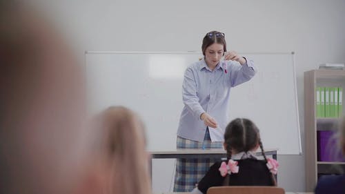 有关公告板, 化学, 同学的免费素材视频