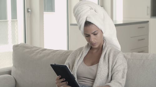 一个女人在ome使用平板电脑 · 免费素材视频