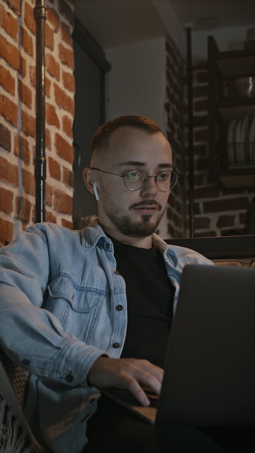 有关在家, 在家工作, 坐的免费素材视频