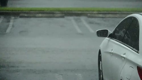 有关下雨, 下雨天, 停放的汽车的免费素材视频