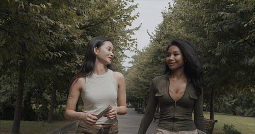 两个年轻女子在公园散步 · 免费素材视频