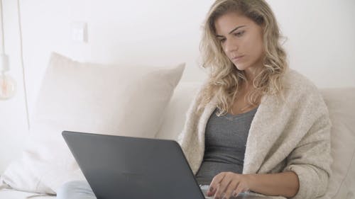 女人忙着用她的笔记本电脑 · 免费素材视频