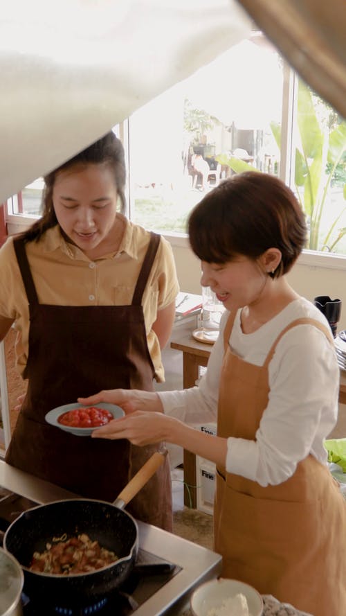 有关倾注, 围裙, 女性的免费素材视频