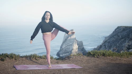 有关posturaestendidadam?oparaoded?odopé, utthita hasta padangusthasana, 主动穿着的免费素材视频