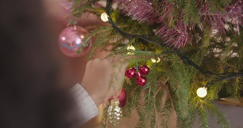 挂在一棵圣诞树上的圣诞饰品 · 免费素材视频