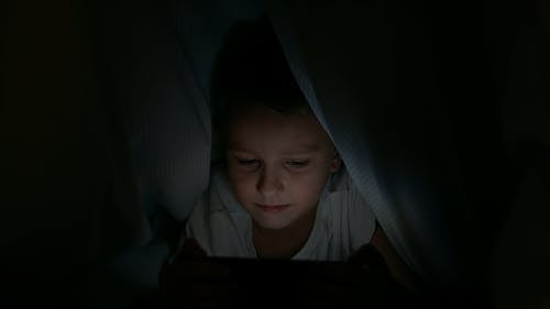 有关儿童, 可爱, 在毯子下的免费素材视频