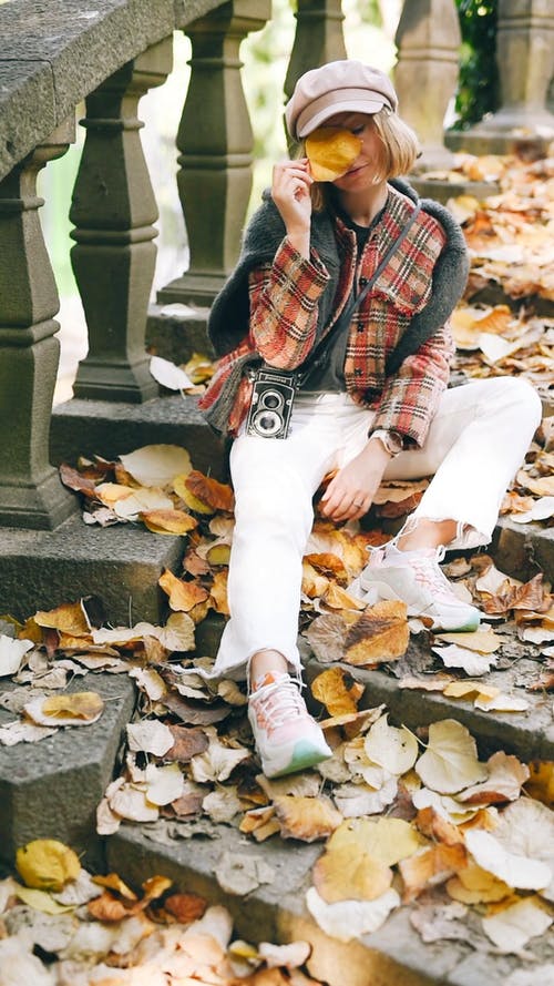 有关坐, 垂直视频, 女人的免费素材视频